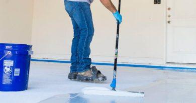 contractor applying epoxy flooring coating