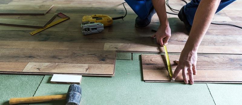 contractor cutting vinyl floor planks